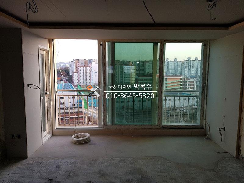 흰색 마감재가 적용된 발코니 공간