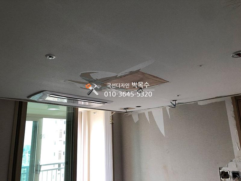 천장과 벽면 마감 전 최종 점검 중인 실내 모습