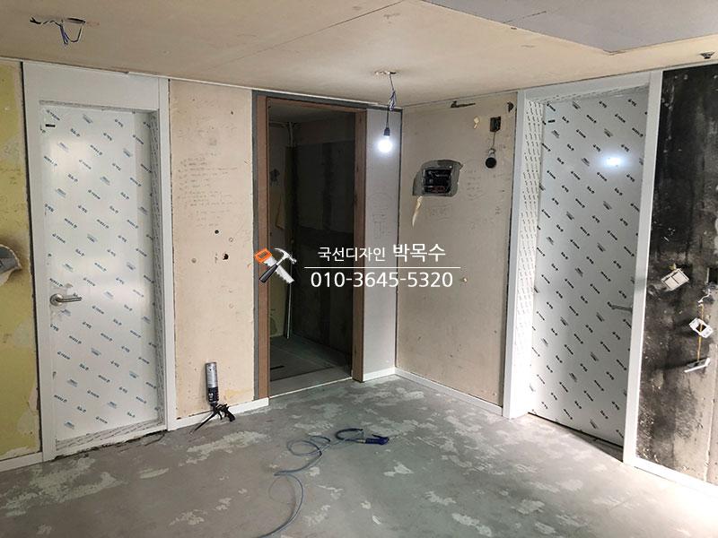 전선이 노출된 상태에서 도어 설치 중인 내부 공간