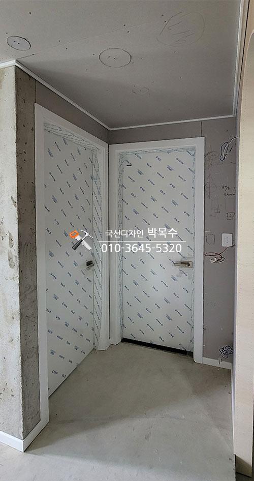 도배 작업 중인 복도와 노출된 전기 스위치
