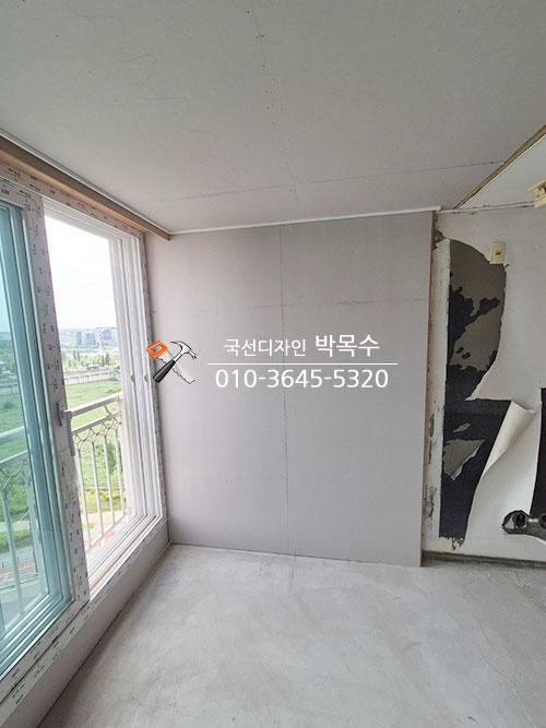 창호 틈새를 메우는 단열 작업
