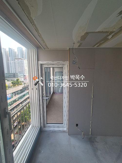 작은방 확장부 창호 주변의 단열재 충진 과정