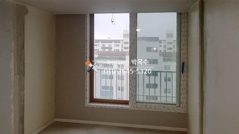단열 공사가 완료된 작은방 샷시 주변부