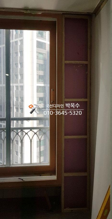 나무 프레임 구조물이 설치된 창호 근접 컷