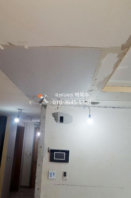 천장 일부가 철거되어 내부가 드러난 상태