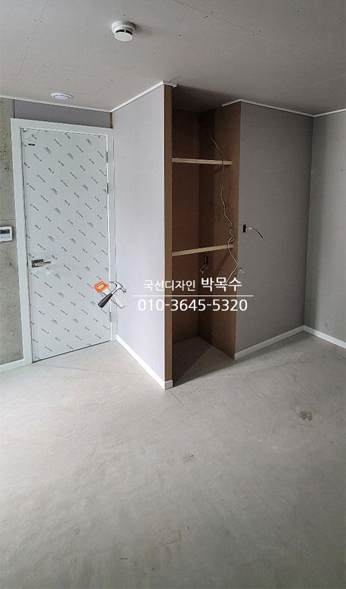 패턴 문과 수납장 선반이 설치된 실내 모습