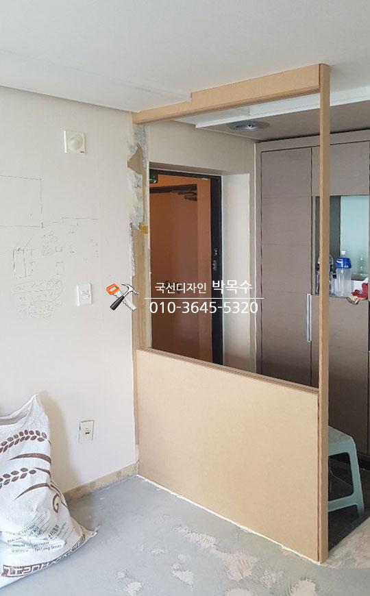 목재 프레임 구조의 분리벽이 설치 중인 벽면