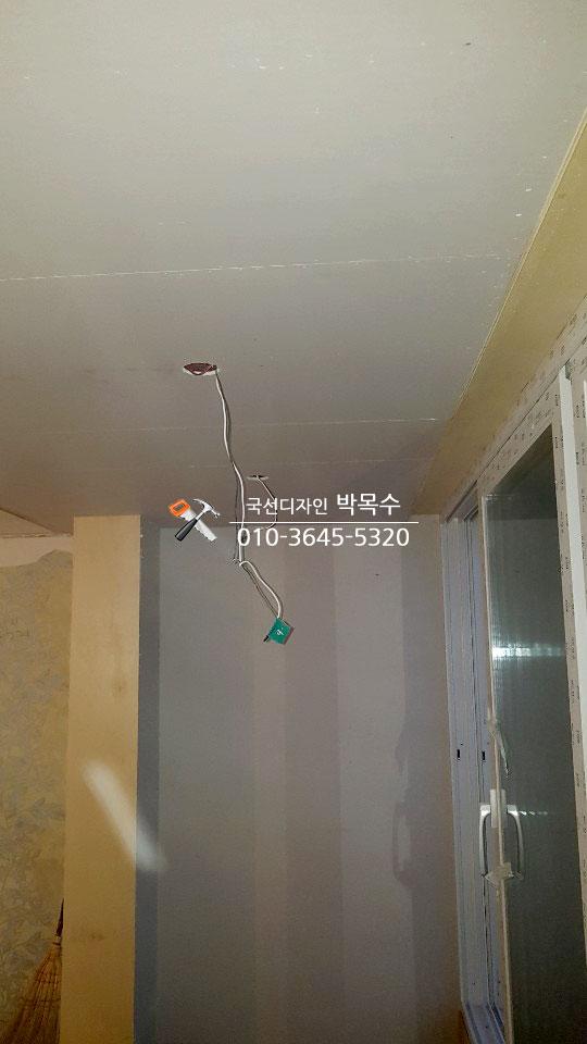 흰색 마감 처리된 벽면과 창문 근접 부분