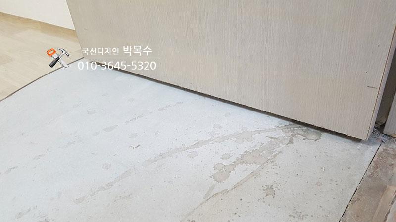흰색과 베이지색 바닥재가 접합된 지점의 모습