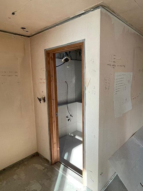 샤워 설비가 보이는 욕실 내부 점검 장면