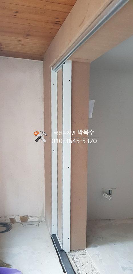 벽면 마감재와 설치된 문틀의 모습