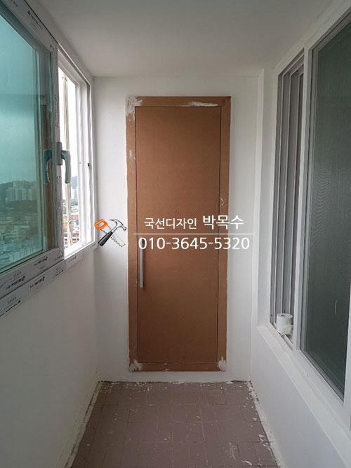 타일 바닥 위에 설치된 현관 2짝 미닫이 중문