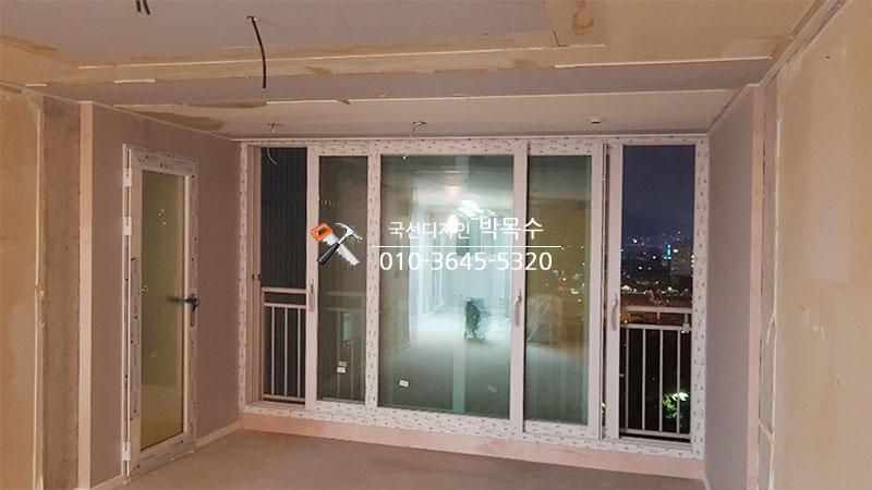 슬라이딩 창호와 유리문이 설치된 발코니