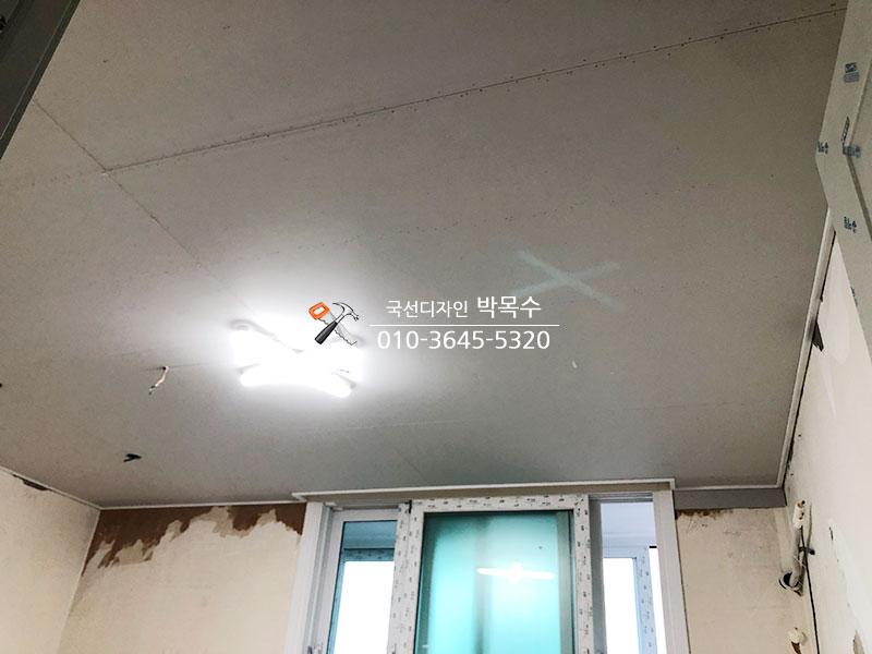 벽면 일부가 벗겨진 상태의 창호 설치 공간