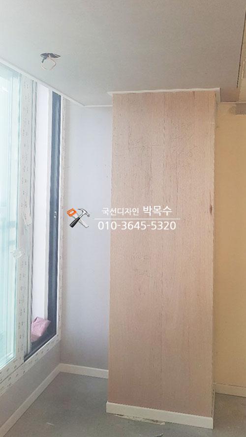 창호와 벽면 사이에 보강판을 설치하여 단열재를 고정한 상태