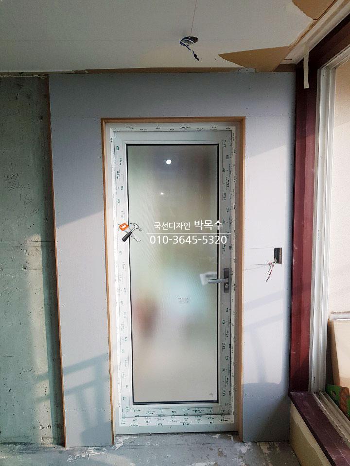 유리 패널과 흰색 프레임의 현관 문
