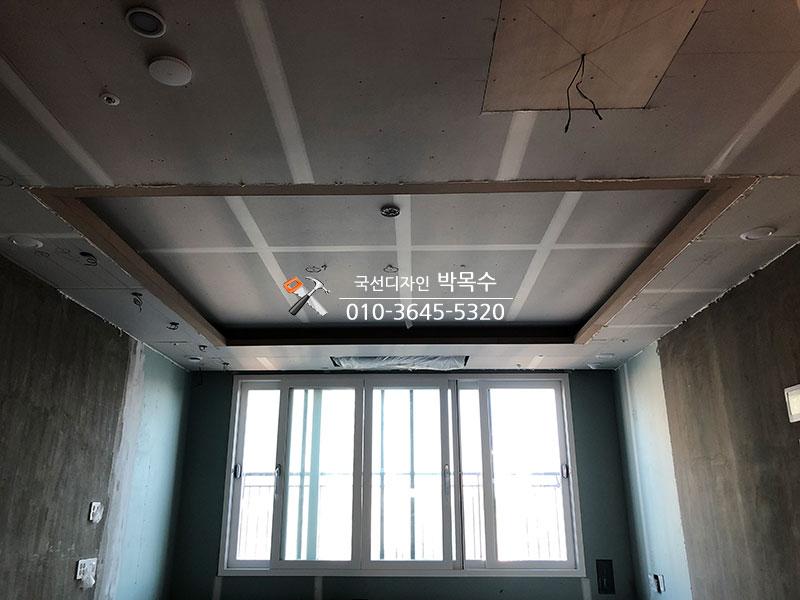 창호 주변 천장 보드와 빈 공간의 모습