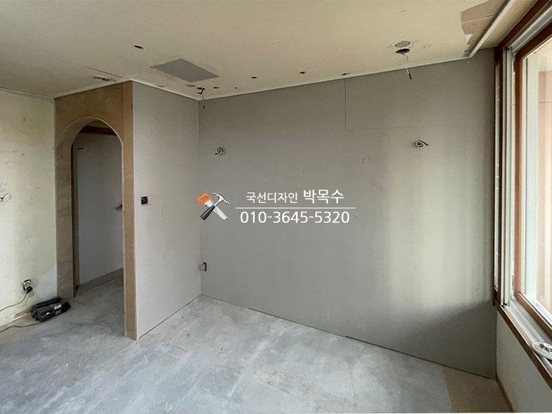 아치형 문과 창호가 설치된 실내 공간