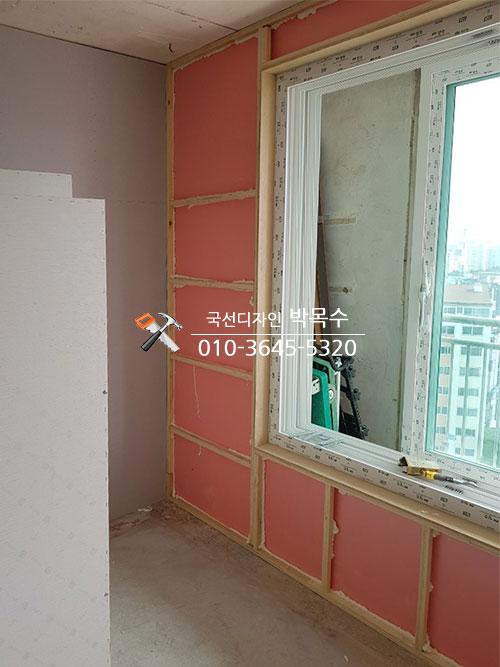 붉은색 단열 보드와 목재 프레임 설치 과정