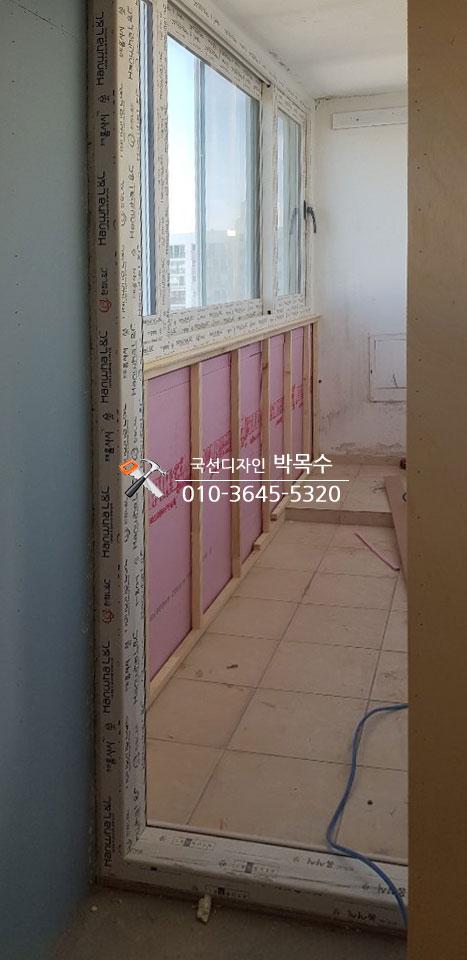 벽면에 핑크색 단열재를 시공한 상태