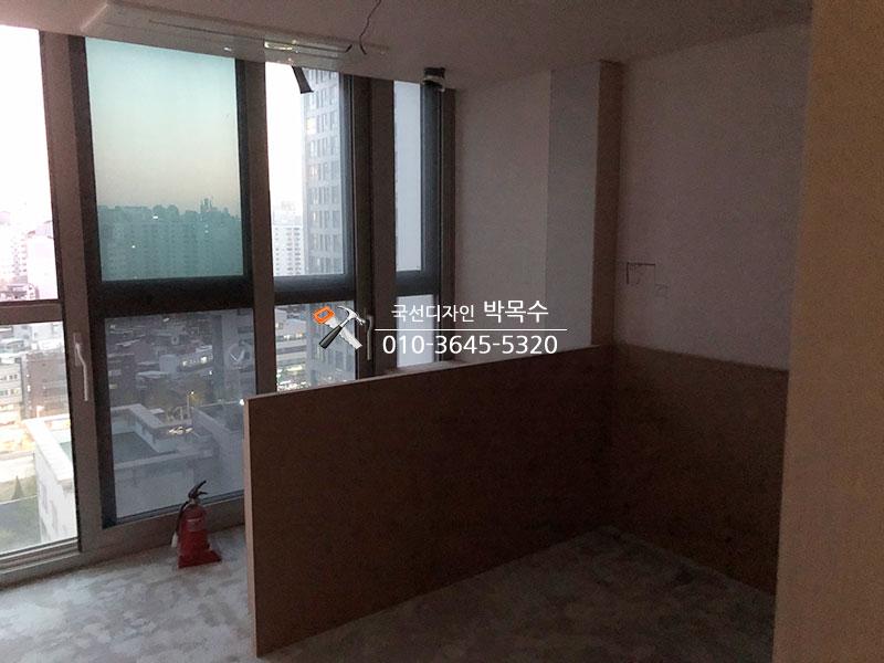 흰색 타일 바닥과 창가 소화기가 보이는 실내 전경
