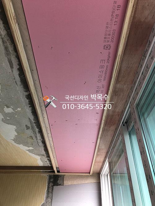 분홍색 벽면에 표시된 작업자 정보 근접샷