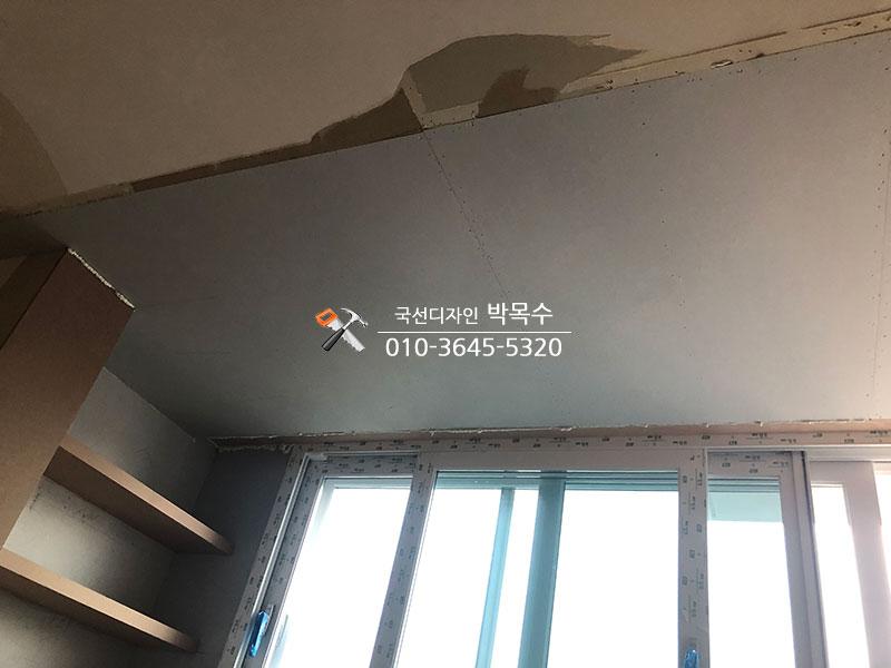 천장 마감 전 창호와 수납장 접합부를 정리하는 모습