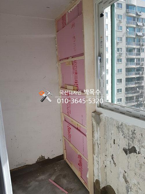 창호 테두리에 핑크색 보온재를 채워 넣은 모습