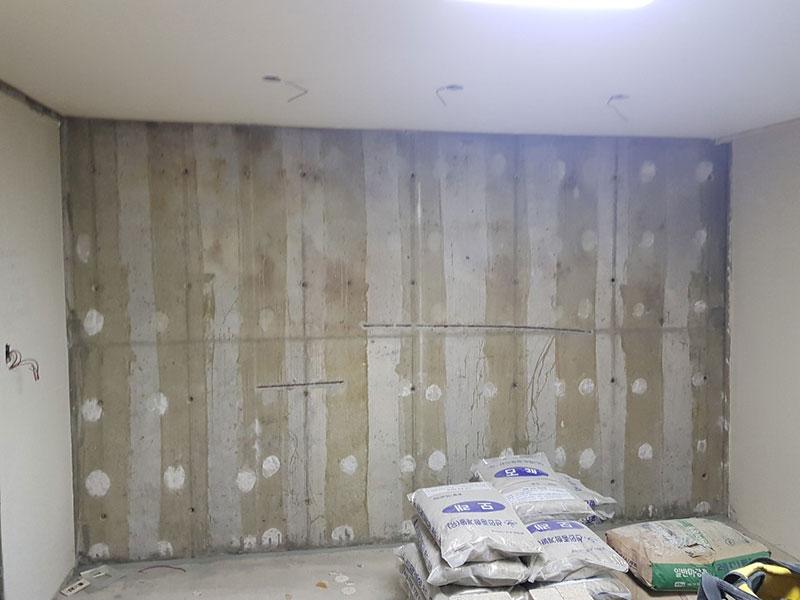 전선이 노출된 천장과 백색 포장재가 놓인 바닥