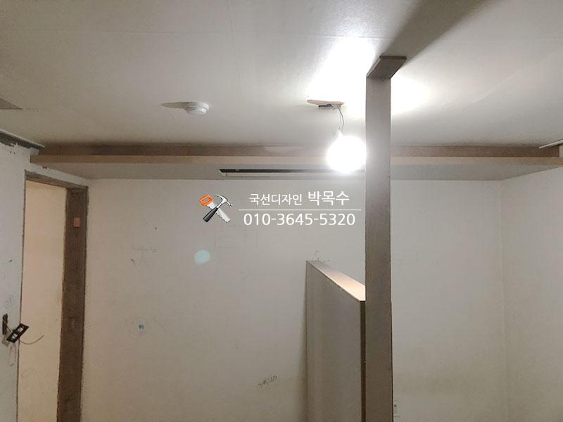 천장 배관과 조명이 설치된 마감 전 공간