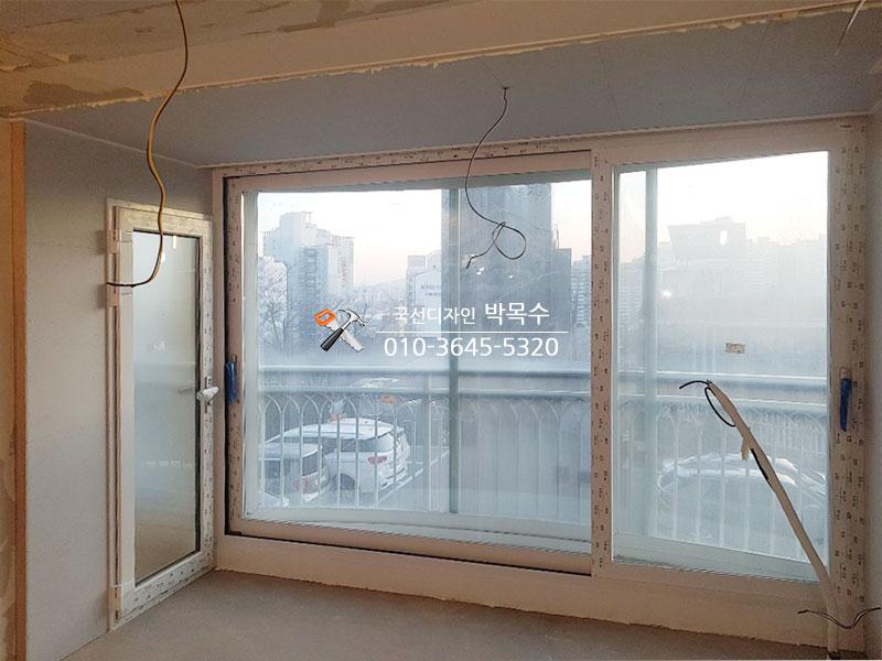 천장 전선이 노출된 창호 프레임 근접 촬영