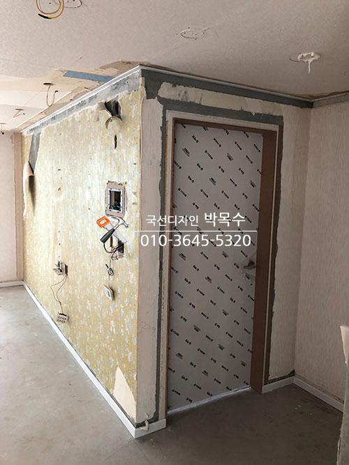 벽지를 제거하고 배선을 정리 중인 복도
