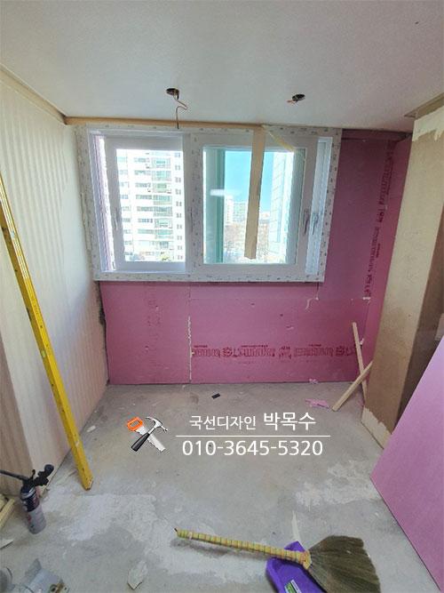 창호 근처에 배치된 수공구와 도구들