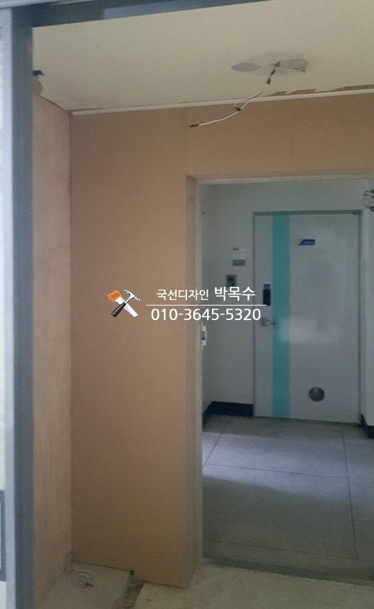 전선이 노출된 베이지색 복도 천장