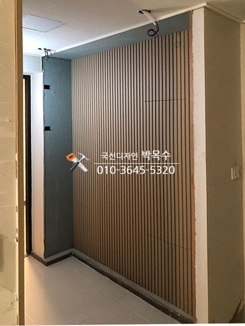 수직 나무 패널이 설치된 복도 공간