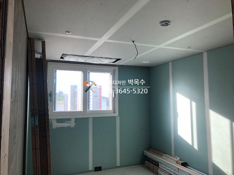 벽면 가이드라인과 나무 보조 구조물이 세워진 모습