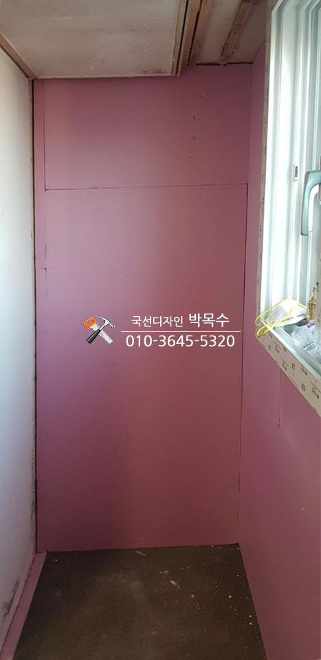 벽면 보강을 위해 자재를 배치한 상태