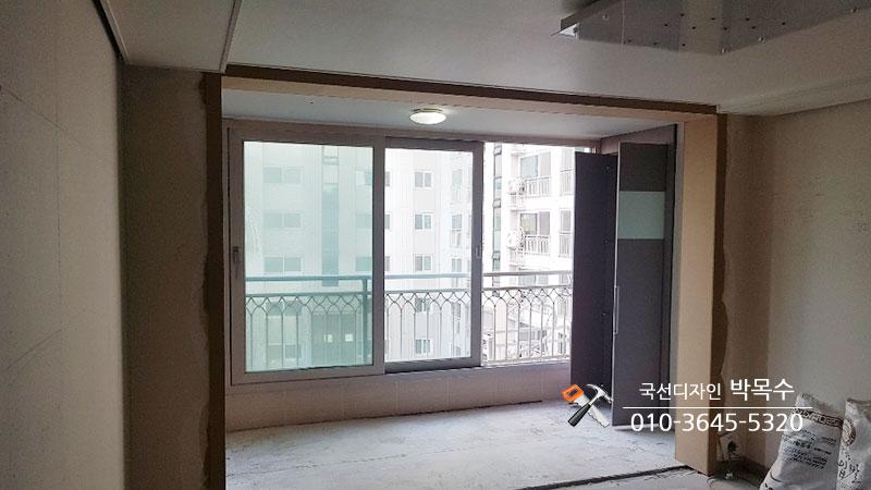 슬라이딩 창호와 라이트가 설치된 베란다 공간