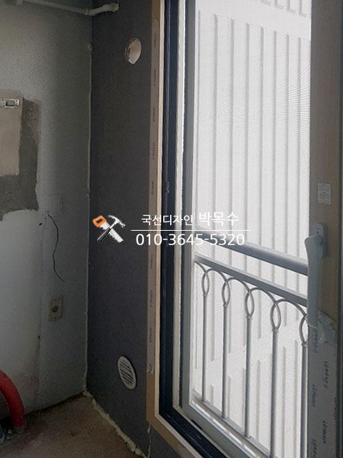 창호 레일과 유리 패널 근접 모습