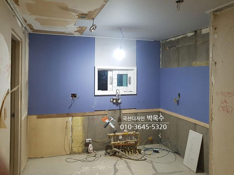 배관과 전선 정비를 위해 벽면 보드를 제거한 모습