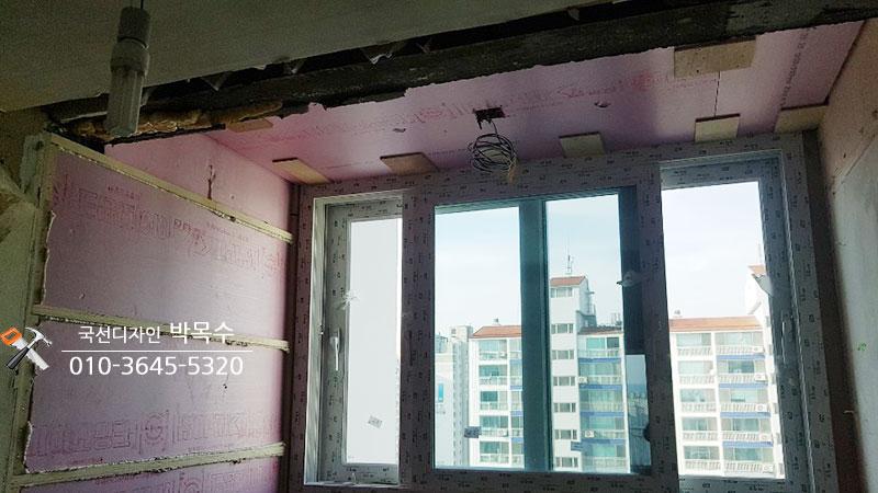 핑크색 보온재가 부착된 창호 벽면