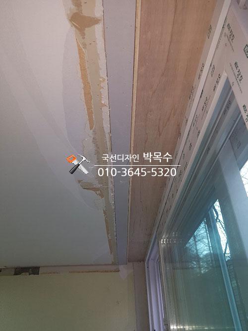 천장과 벽면 마감 상태가 보이는 창호 근접 공간