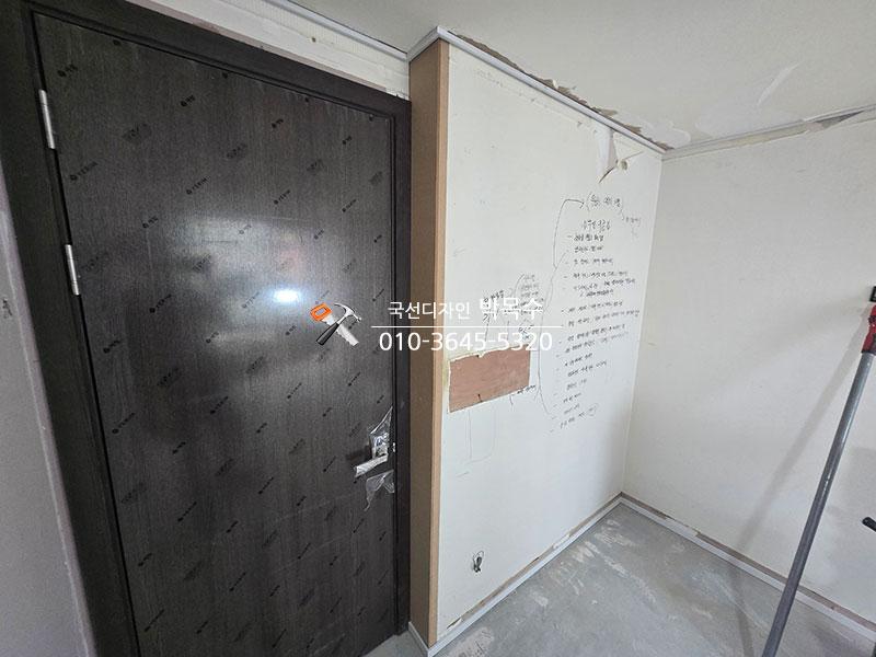 어두운 도어와 흰색 도배가 적용된 복도