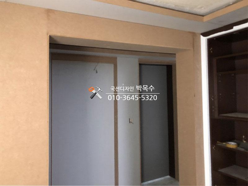 대리석 벽면을 석고보드로 덮어 평평하게 잡은 기초 목공 | 잠실 리센츠2단지 사진