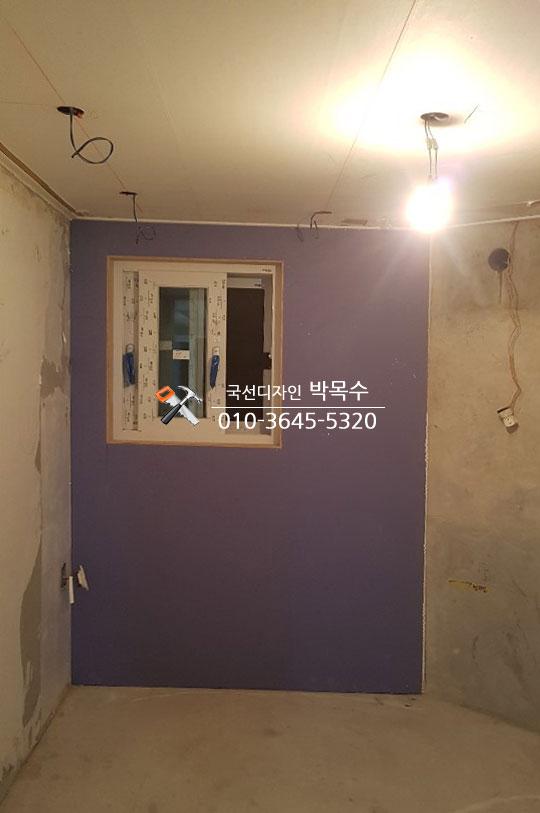 전선이 노출된 천장과 보라색 벽면
