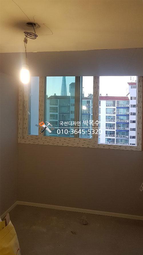 보드가 부착된 창문 주변과 흙바닥 상태