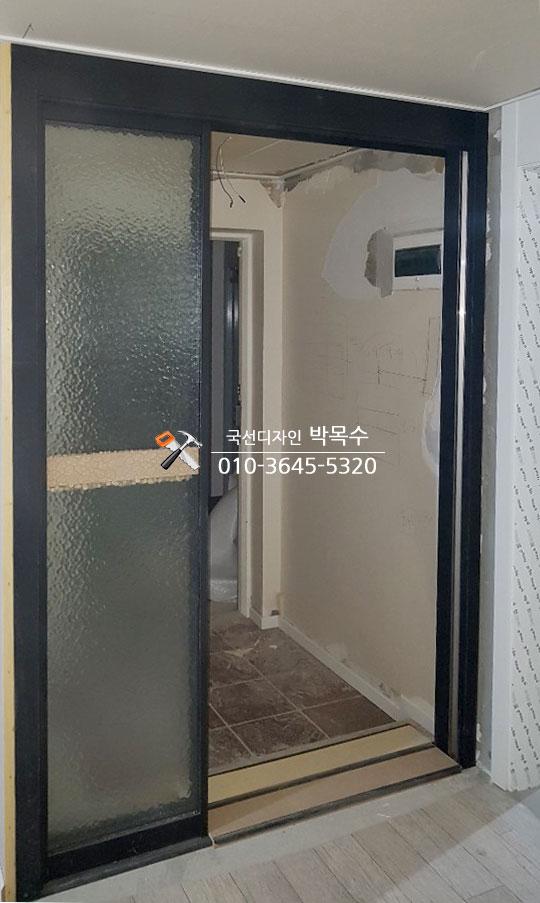검은색 프레임과 텍스처 유리가 적용된 슬라이딩 도어
