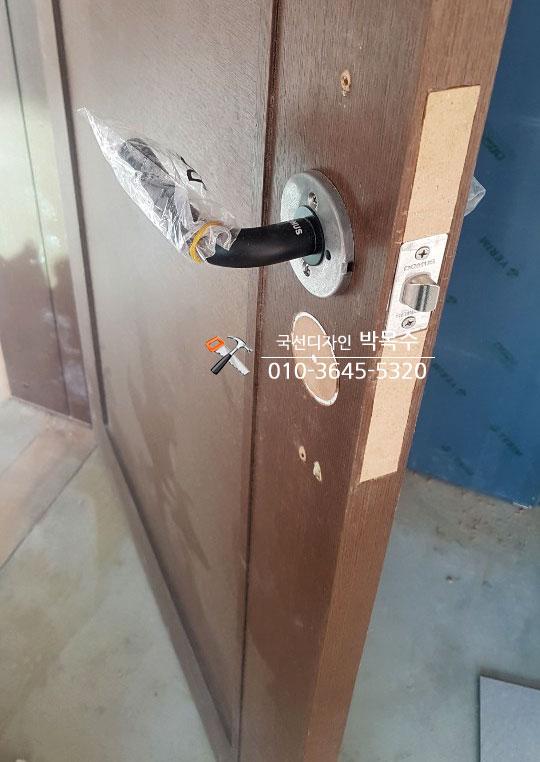 여닫이 도어의 힌지와 프레임 상부 상세