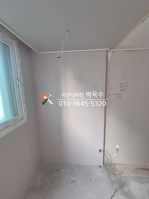 창호 주변의 최종 목공 마감 및 문틀 설치 과정
