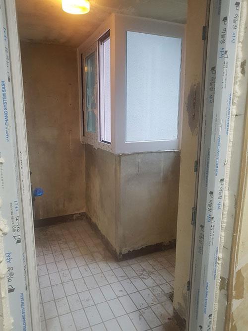 유리 패널과 흰색 보드가 설치된 문틀 주변